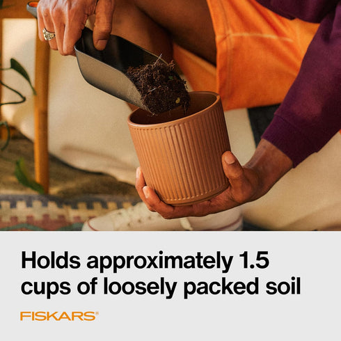 Fiskars Soil Scoop for Potting and Transplanting, Garden Tool Indoor Gardening, Made with Recycled Plastic, 1.5 Cups...