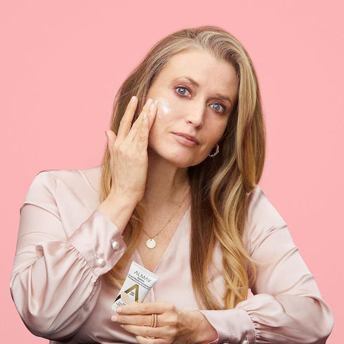 Almay Anti-Aging Foundation, Smart Shade Face Makeup with Hyaluronic Acid, Niacinamide, Vitamin C & E, Hypoallergenic-Fragrance Free, 200 Light Me...