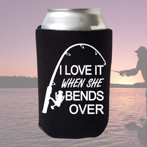 I Love It When She Bends Over Funny Can Cooler - Fishing Beer Coolie - Multiple Color Variations - Perfect Fisherman Gift (Black)
