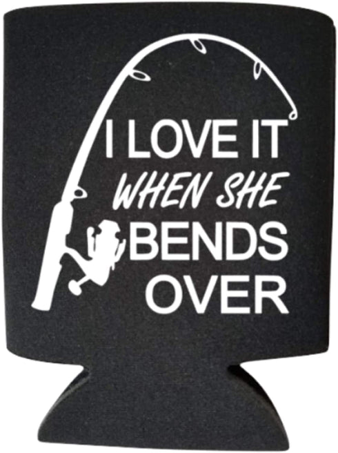 I Love It When She Bends Over Funny Can Cooler - Fishing Beer Coolie - Multiple Color Variations - Perfect Fisherman Gift (Black)