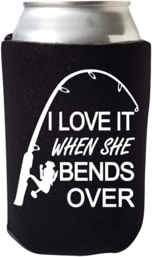 I Love It When She Bends Over Funny Can Cooler - Fishing Beer Coolie - Multiple Color Variations - Perfect Fisherman Gift (Black)