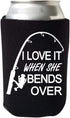 I Love It When She Bends Over Funny Can Cooler - Fishing Beer Coolie - Multiple Color Variations - Perfect Fisherman Gift (Black)
